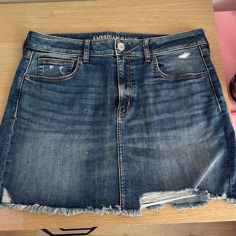 Size 14 American eagle demin skirt. Never worn great condition